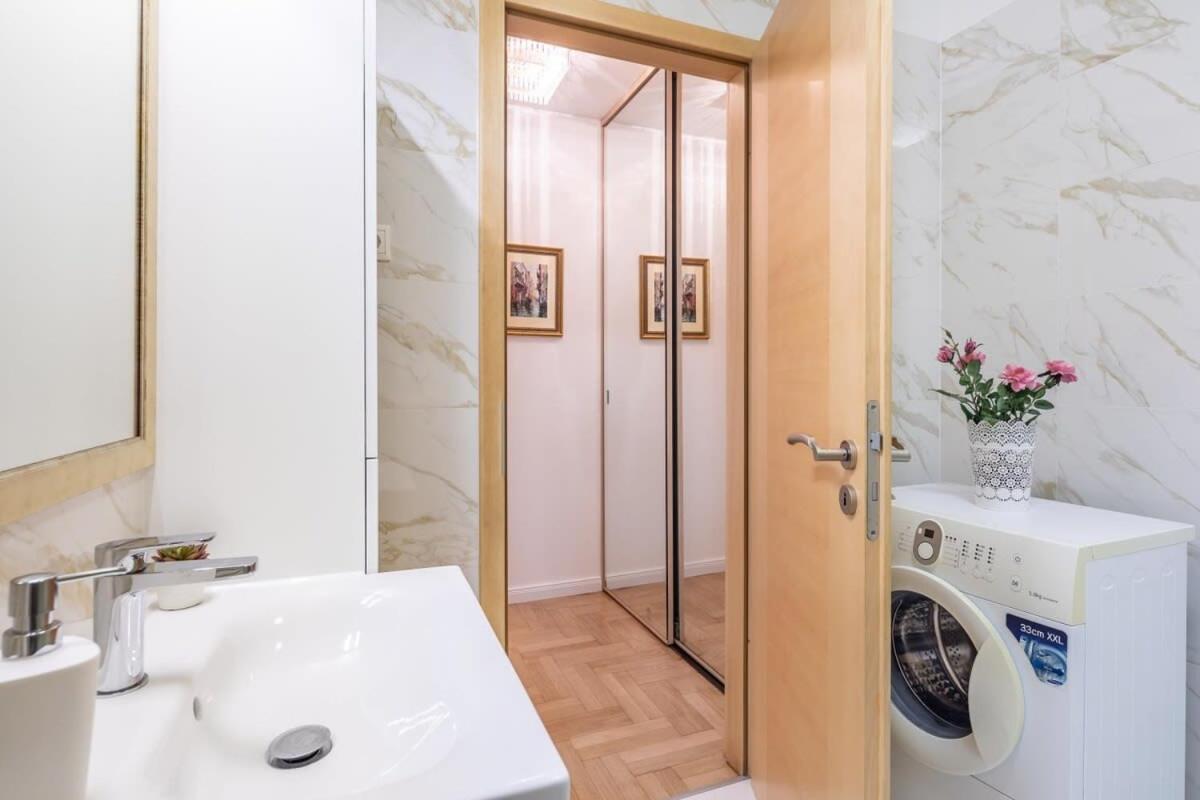Homey Apartment With Ac And Balcony Budapest Bagian luar foto