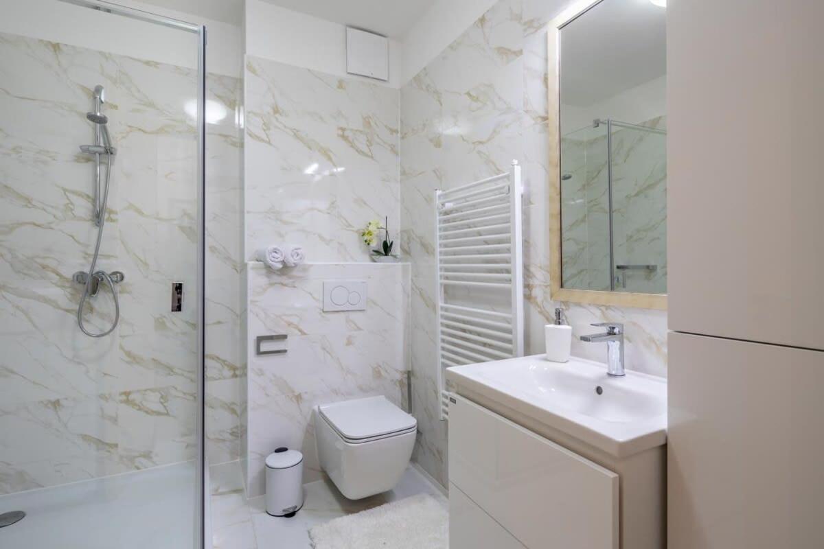Homey Apartment With Ac And Balcony Budapest Bagian luar foto