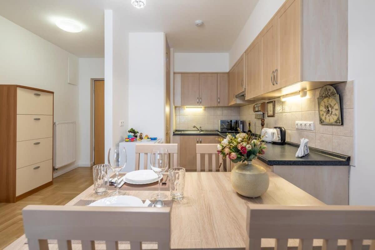 Homey Apartment With Ac And Balcony Budapest Bagian luar foto
