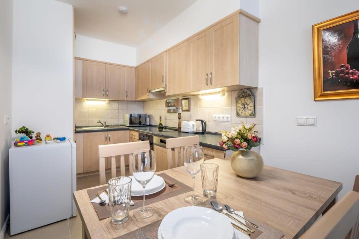 Homey Apartment With Ac And Balcony Budapest Bagian luar foto