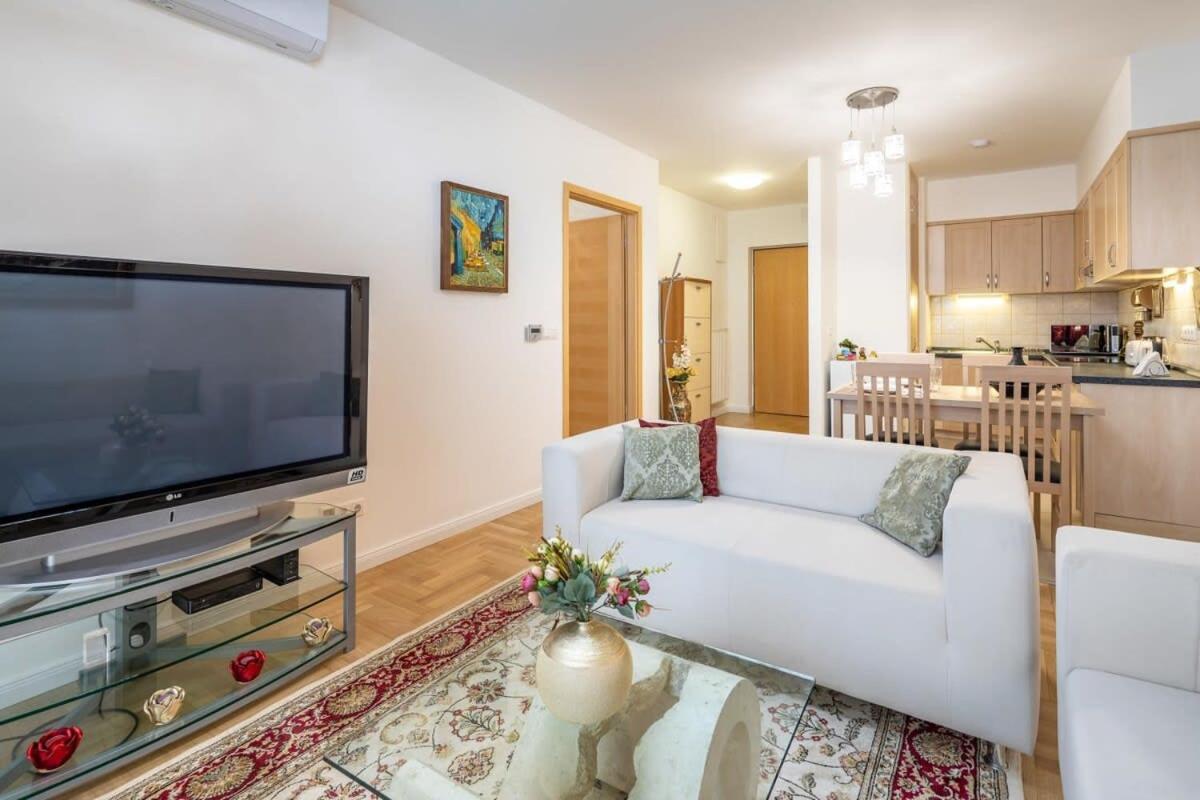 Homey Apartment With Ac And Balcony Budapest Bagian luar foto