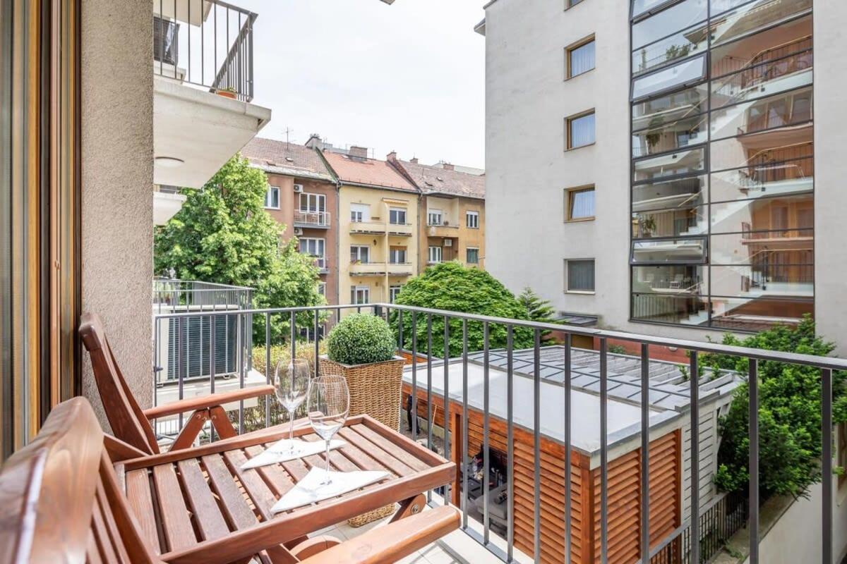 Homey Apartment With Ac And Balcony Budapest Bagian luar foto
